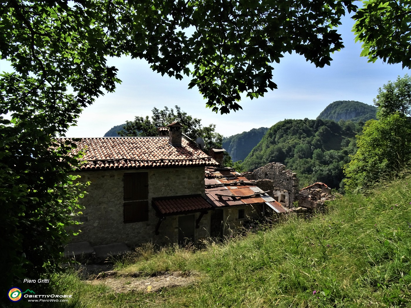 19 Cascina con vista in Zucco e Zuccone dell'Arco.JPG